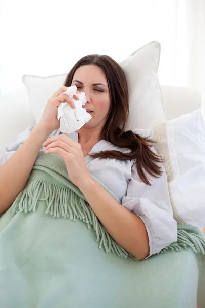 Γυναίκα με τη γρίπη που βρίσκεται στον καναπέ — Φωτογραφία Αρχείου
