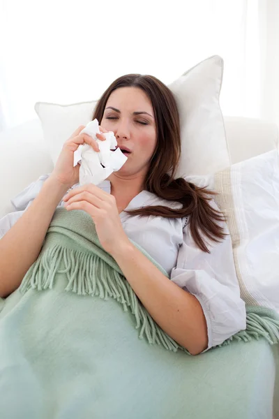Hasta bir kadın kanepede yatan üfleme — Stok fotoğraf