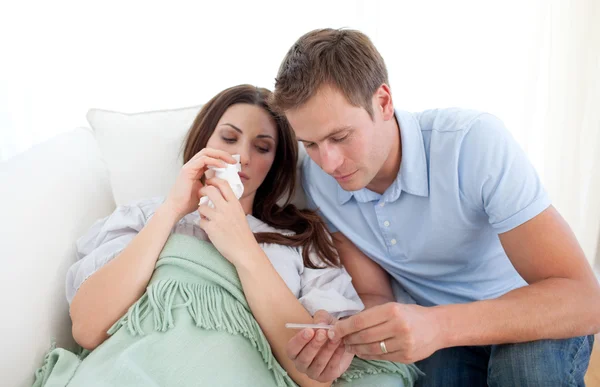 Marido atento tomando a temperatura de sua esposa — Fotografia de Stock