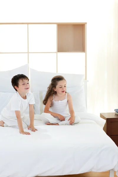 Brat i siostra, zabawy w sypialni rodziców — Zdjęcie stockowe