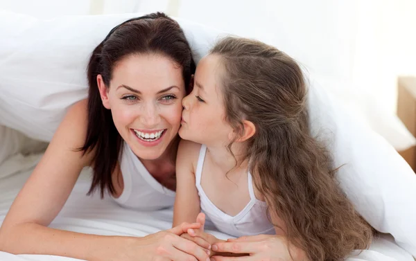 Mother and her daughter having fun on bed — Stock Photo, Image