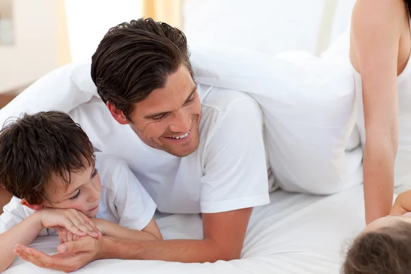 Vater und Sohn amüsieren sich im Bett — Stockfoto
