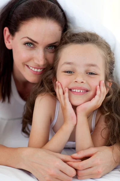 Portrait of a mother and her daughter smiling at the camera — Stock Photo, Image