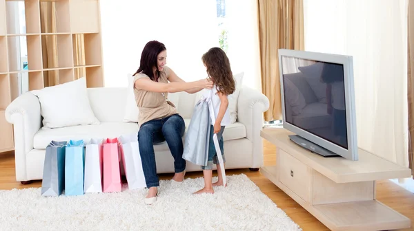 Mother and her daughter at home after shopping — Stock Photo, Image