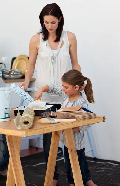 Mãe e sua filha preparando tinta — Fotografia de Stock