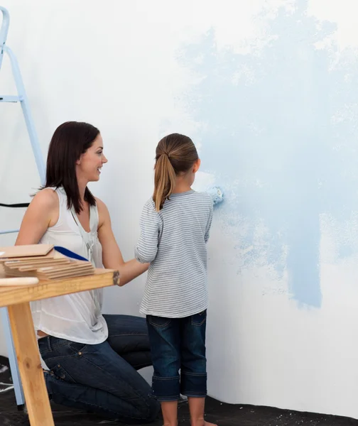 Мать и дочь вместе рисуют стену — стоковое фото