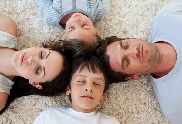 Família dormindo no chão — Fotografia de Stock