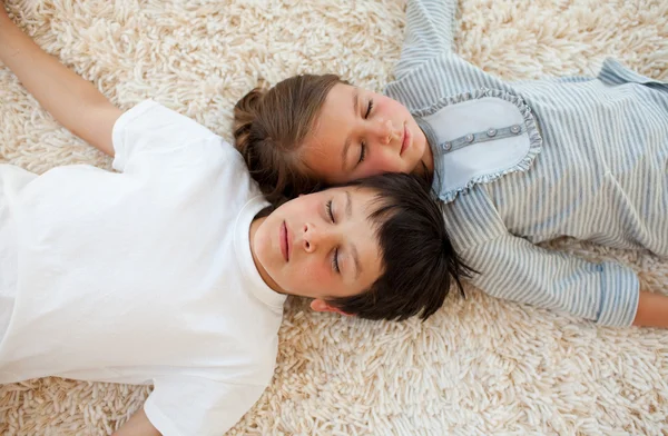 Geschwister schlafen auf dem Boden — Stockfoto