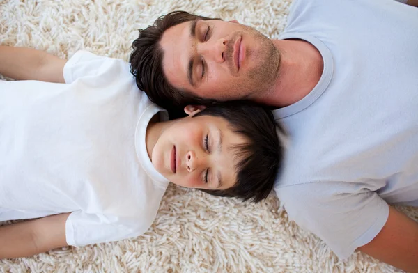 Padre y su hijo durmiendo en el suelo — Foto de Stock