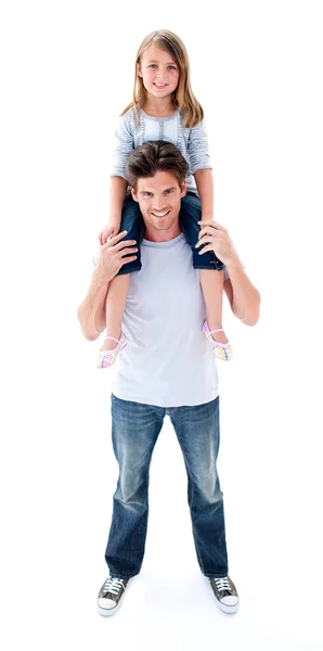 彼の娘のピギーバックを与える笑みを浮かべて父親に乗る — ストック写真