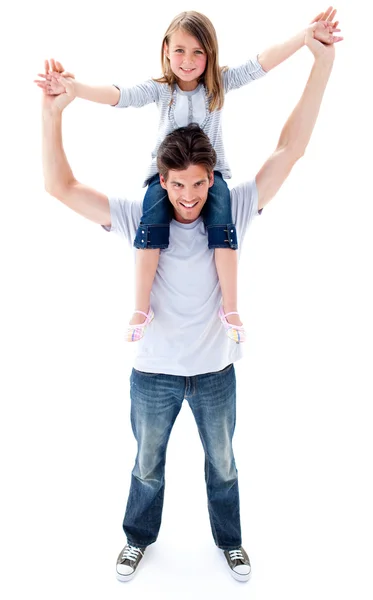 Aantrekkelijke vader die zijn dochter piggyback rijden — Stockfoto