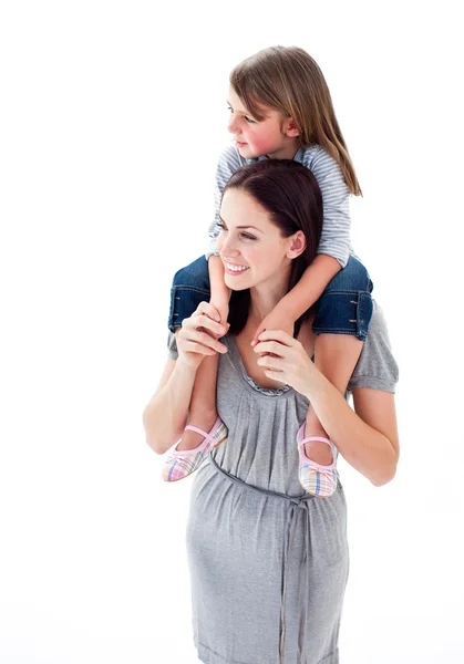 Schöne Mutter gibt ihre Tochter huckepack Fahrt — Stockfoto