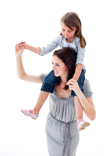Mãe feliz dando a sua filha passeio de piggyback — Fotografia de Stock