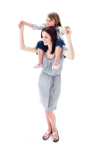 Positiva mor ger hennes dotter piggyback rida — Stockfoto