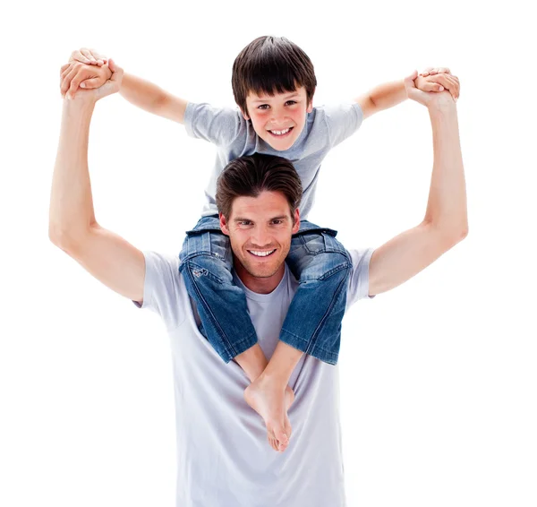 Pai carismático dando seu filho passeio de piggyback — Fotografia de Stock