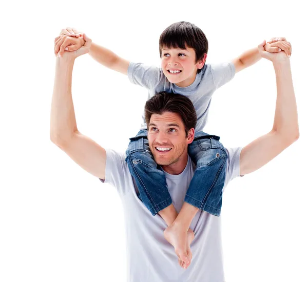Bir baba oğlunu vererek yakın çekim omzunda sürmek — Stok fotoğraf