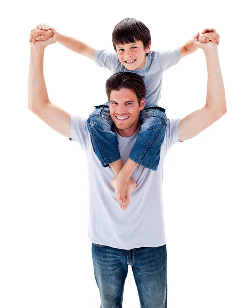 Olumlu baba oğlu vererek omzunda sürmek — Stok fotoğraf