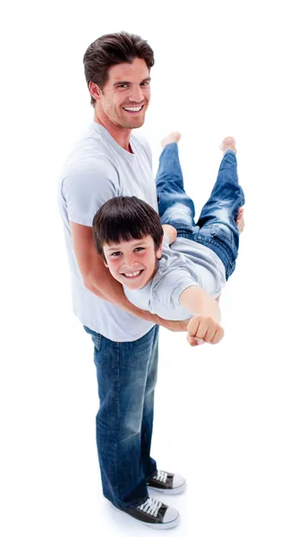 Schattige kleine jongen gedragen door zijn vader — Stockfoto