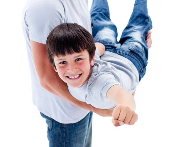 Schattige kleine jongen gedragen door zijn vader — Stockfoto