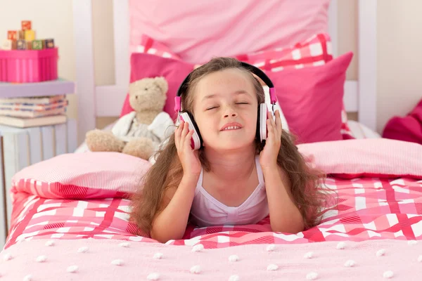 Cute girl słuchanie muzyki ze słuchawkami — Zdjęcie stockowe
