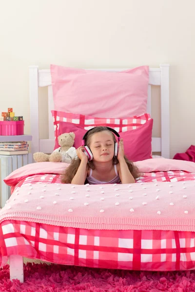 Красивая девушка слушает музыку в наушниках — стоковое фото