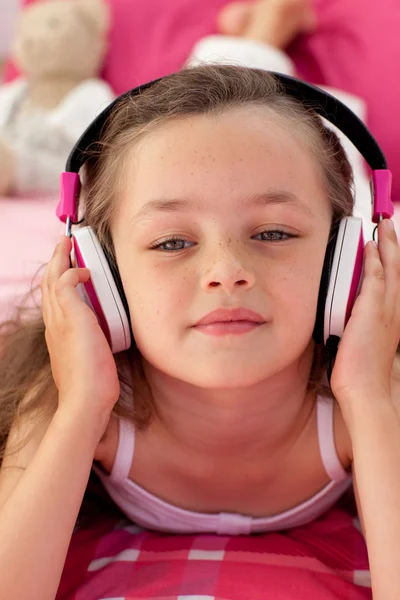 Zbliżenie: mała dziewczynka słuchania muzy muzka — Zdjęcie stockowe