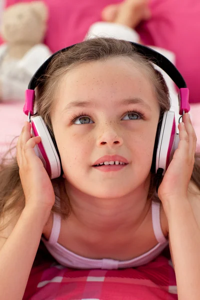 可爱的女孩听音乐的特写 — 图库照片