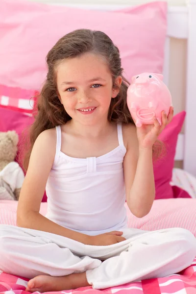 Sorrindo menina segurando um mealheiro — Fotografia de Stock