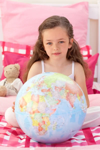Holčička drží zemský Globus — Stock fotografie