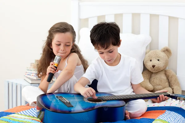 Rodzeństwo, śpiewa i gra na gitarze — Zdjęcie stockowe