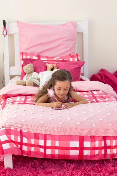 Malá holčička na posteli — Stock fotografie