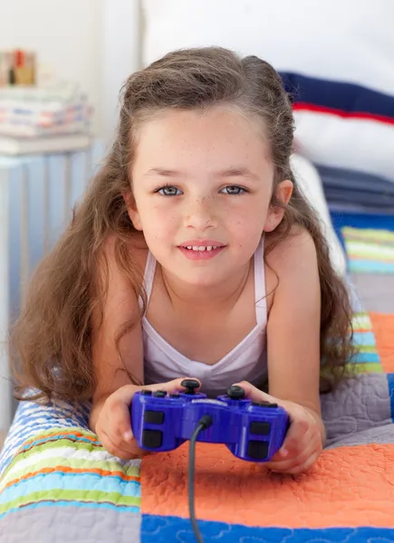 Kleines Mädchen spielt Videospiele — Stockfoto