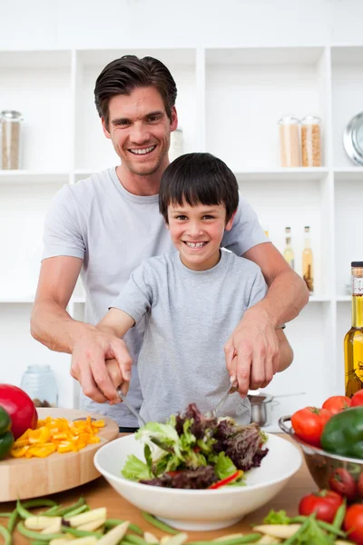 Πορτρέτο ενός ευτυχής πατέρας μαγείρεμα με το γιο του — Φωτογραφία Αρχείου