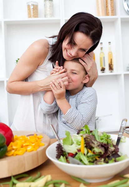 Madre y su niña divirtiéndose en la cocina —  Fotos de Stock