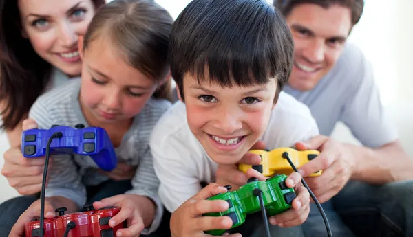 Genitori che giocano ai videogiochi con i loro figli — Foto Stock