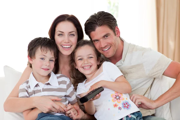 一个幸福的家庭，在看电视的肖像 — 图库照片