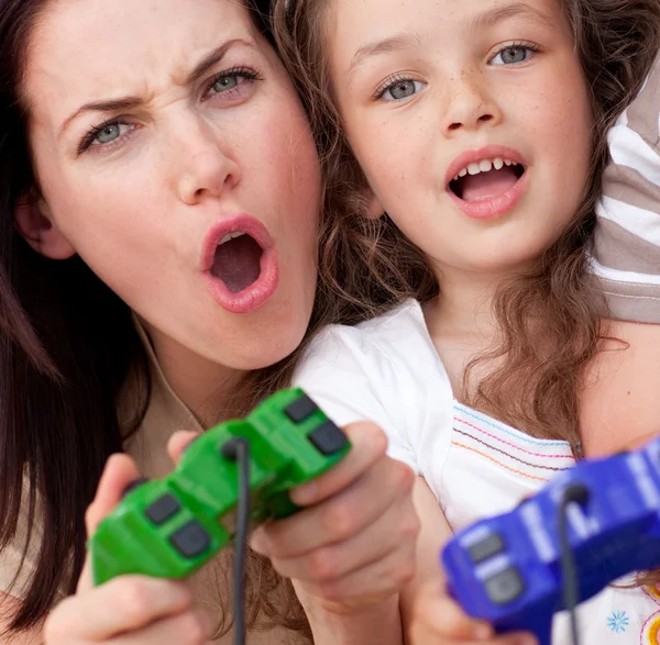 Heyecanlı anne ve kızı video oyunları oynarken — Stok fotoğraf