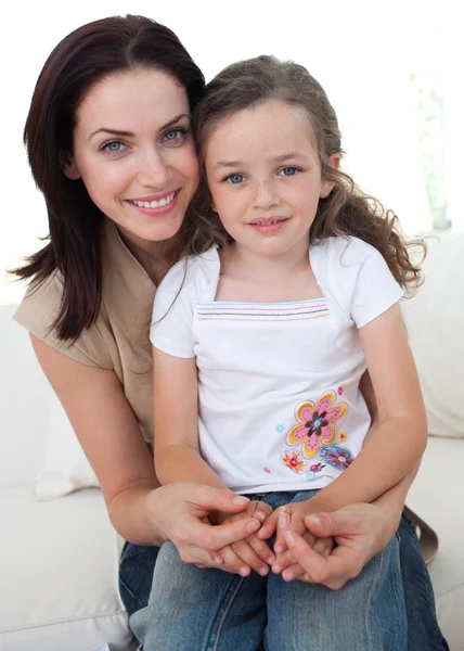 Porträtt av en vacker mamma med sin dotter — Stockfoto