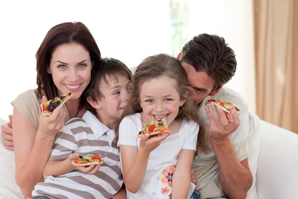 Sorrindo família comer pizza — Fotografia de Stock