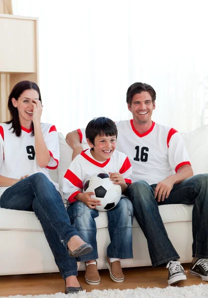 Positiv familj titta på fotbollsmatch — Stock fotografie