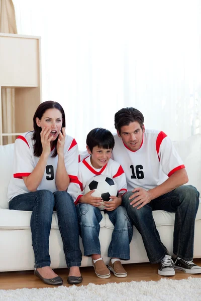 Koncentrovaná rodiny sledovat fotbalový zápas — Stock fotografie