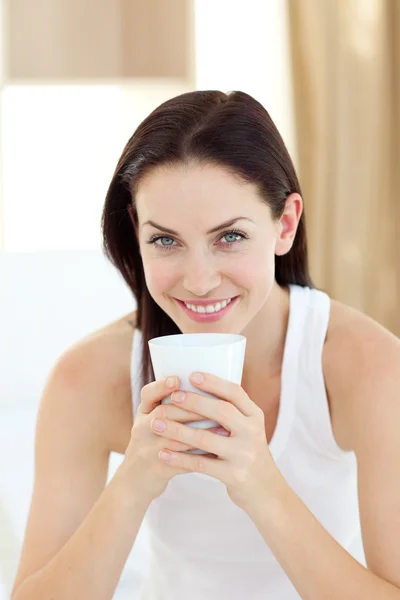 Ljusa kvinnan dricker en kaffe — Stockfoto