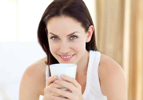 Närbild av en kvinna som dricker en kaffe — Stockfoto