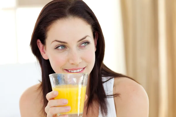 Attraktiv kvinna dricka apelsinjuice — Stockfoto
