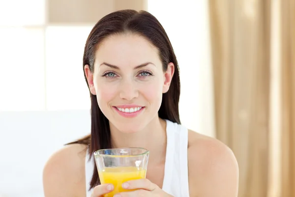 Piękna kobieta pije sok pomarańczowy — Zdjęcie stockowe