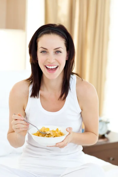 Atractiva joven mujer desayunando —  Fotos de Stock