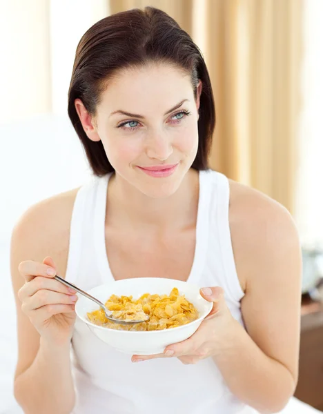 Mulher bonita tomando café da manhã — Fotografia de Stock