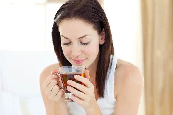 Mujer bonita bebiendo té — Foto de Stock