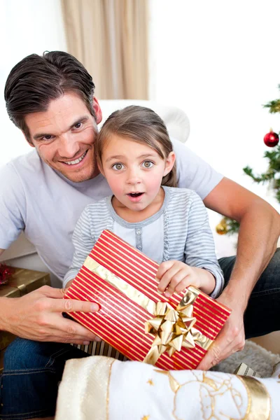 Retrato de uma menina surpresa segurando um presente de Natal — Fotografia de Stock