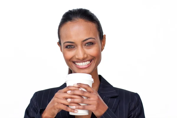 Портрет деловой женщины, пьющей чашку кофе — стоковое фото